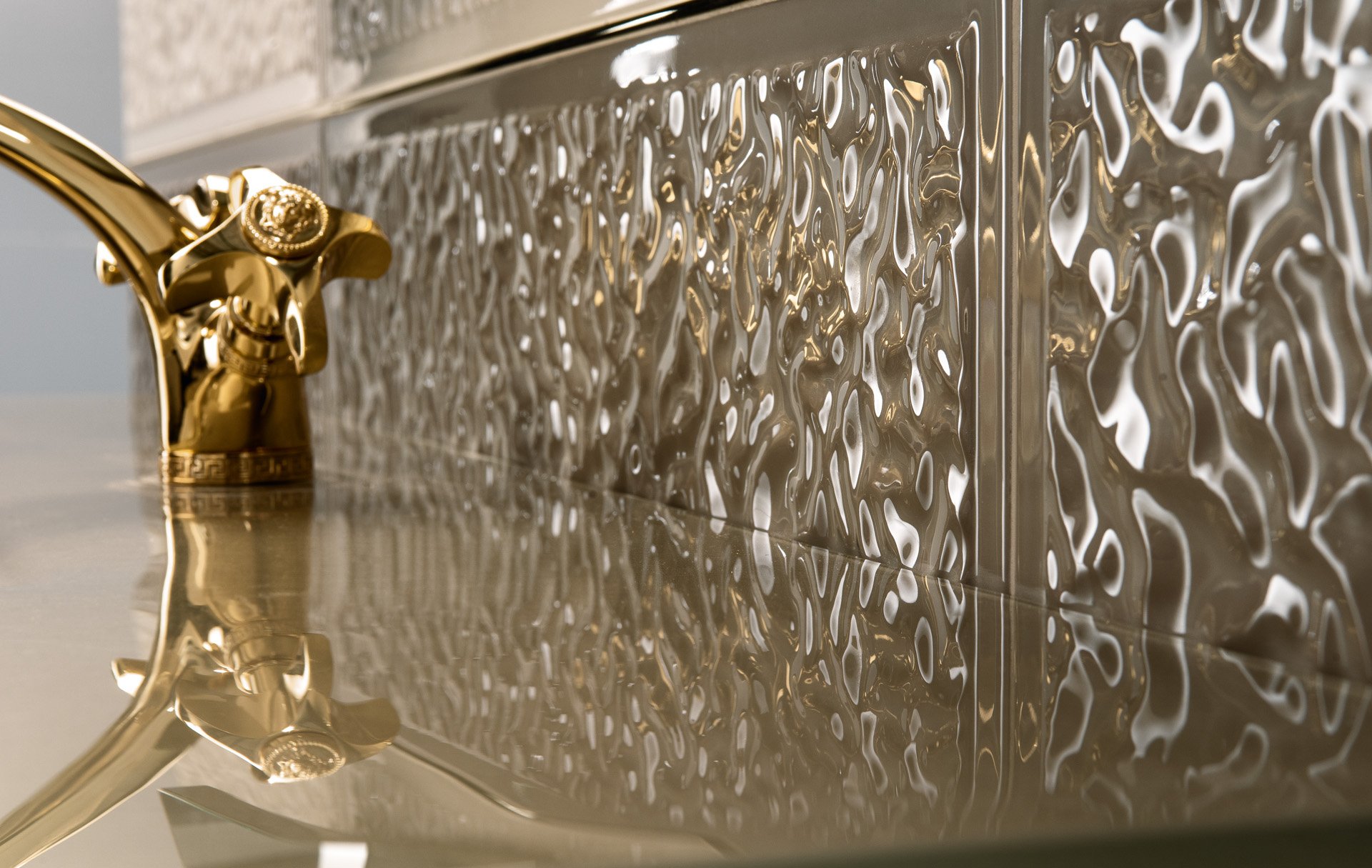 Плитка Versace Gold, галерея фото в интерьерах